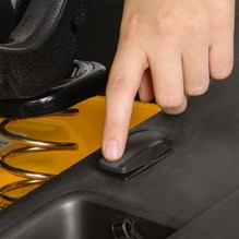 Elektryczne opróżnianie kosza w traktorku XT3 QR106e